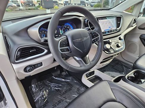 Used 2024 Chrysler Pacifica Touring-L image 20