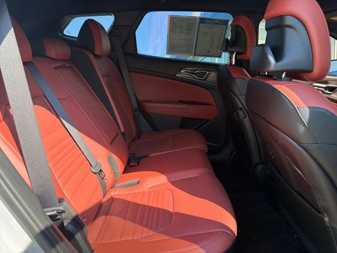 Used 2023 Kia Sportage SX image 32