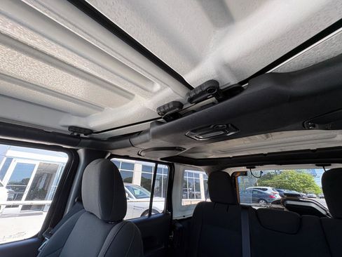 Used 2022 Jeep Wrangler Unlimited Sport AWD/4WD image 35