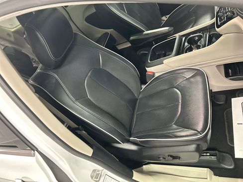 Used 2024 Chrysler Pacifica Limited image 27