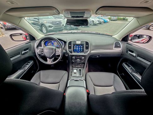 Used 2018 Chrysler 300 Touring image 2