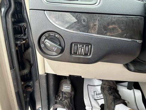 Used 2013 Chrysler Town & Country Touring FWD image 25