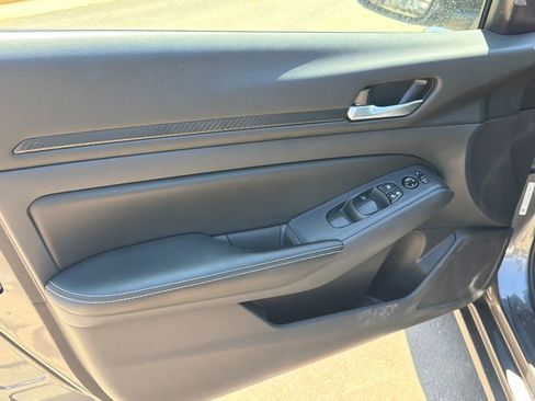 Used 2025 Nissan Altima 2.5 SV FWD image 10