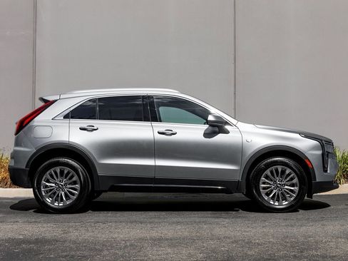 Used 2025 Cadillac XT4 Premium Luxury image 6