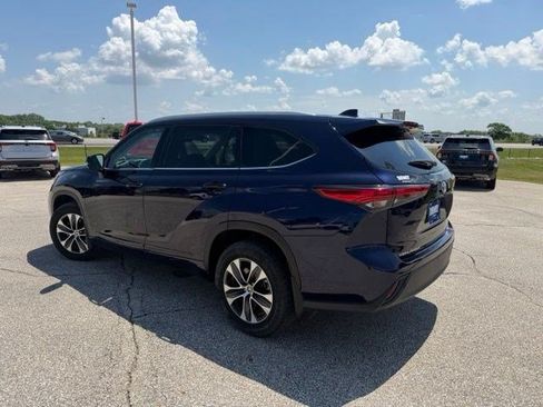 Used 2022 Toyota Highlander XLE AWD/4WD image 7