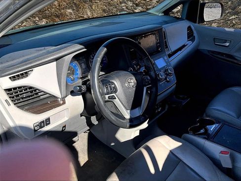 Used 2018 Toyota Sienna XLE w/ XLE Navigation Package image 12