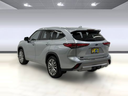 Used 2023 Toyota Highlander Platinum AWD/4WD image 2