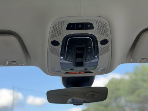 Used 2019 Bentley Bentayga image 50