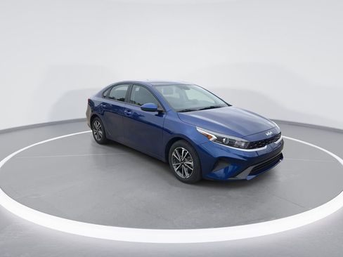 Used 2023 Kia Forte LXS image 2