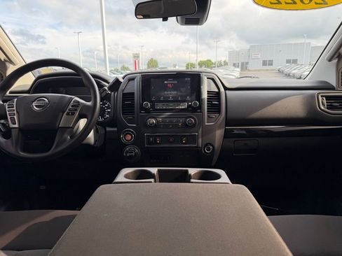 Used 2022 Nissan Titan SV AWD/4WD image 25