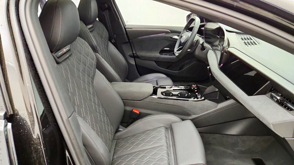 Used 2025 Audi S6 e-tron Premium Plus w/ Premium Plus AWD/4WD image 25