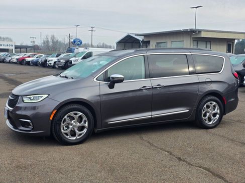 Used 2022 Chrysler Pacifica Limited image 37
