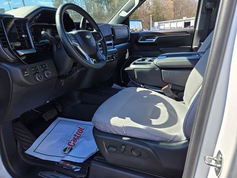 Used 2024 Chevrolet Silverado 1500 LT image 9
