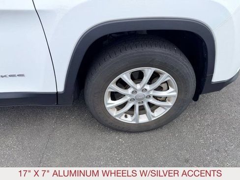 Certified 2022 Jeep Cherokee Latitude Lux w/ Sun & Sound Group AWD/4WD image 8