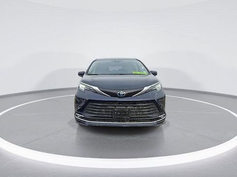 Certified 2023 Toyota Sienna XLE image 5