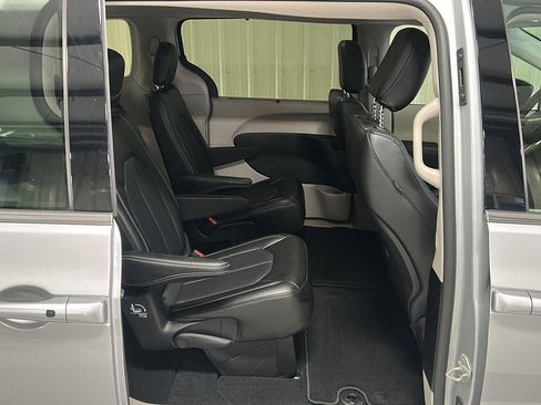 Used 2024 Chrysler Pacifica Touring-L image 13