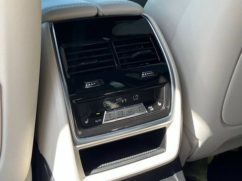 Used 2025 BMW X7 M60i AWD/4WD image 23