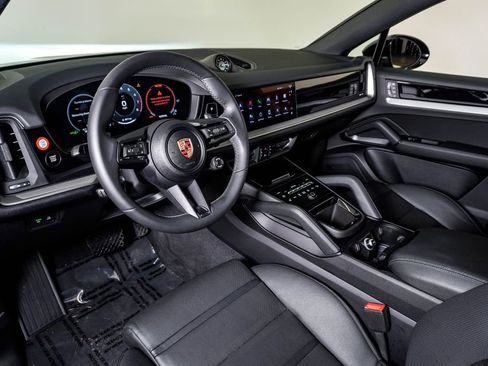 Certified 2025 Porsche Cayenne Coupe image 4