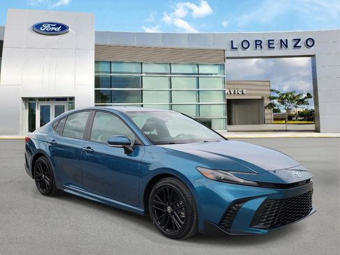 Used 2025 Toyota Camry SE FWD image 3