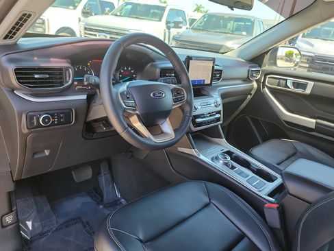 Used 2024 Ford Explorer XLT w/ Equipment Group 202A RWD image 9
