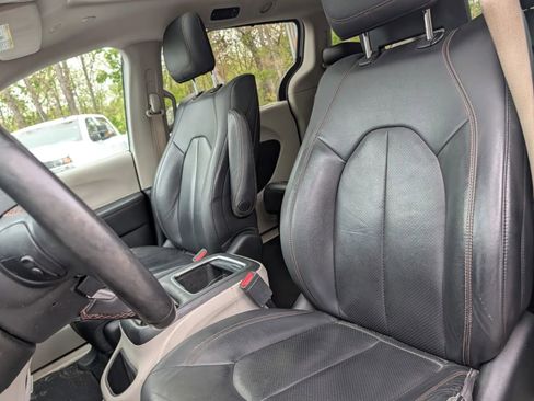 Used 2018 Chrysler Pacifica Touring-L Plus w/ Advanced Safetytec Group FWD image 8