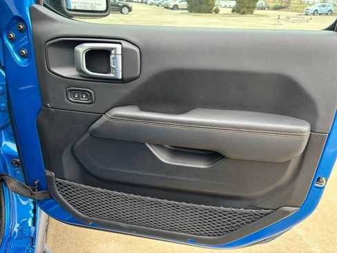 Used 2022 Jeep Gladiator Mojave w/ Cold Weather Group image 13