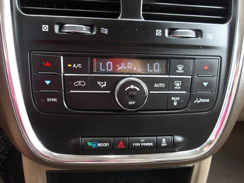 Used 2015 Chrysler Town & Country Touring FWD image 15