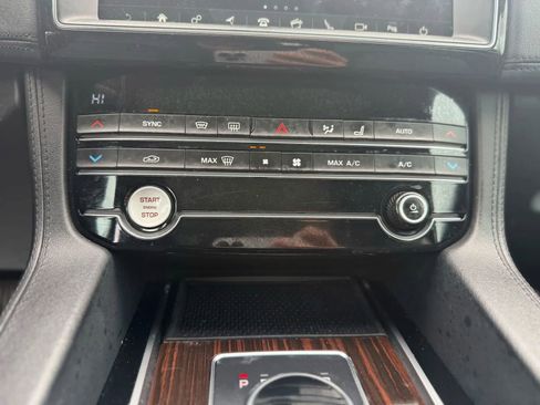 Used 2019 Jaguar F-PACE Prestige image 17