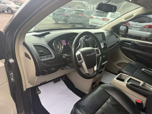 Used 2015 Chrysler Town & Country Touring image 16