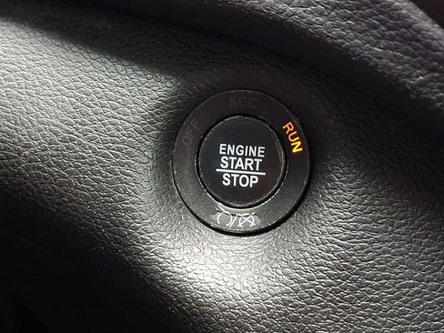 Certified 2019 Jeep Cherokee Latitude Plus AWD/4WD image 25