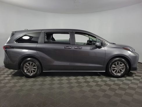 Used 2025 Toyota Sienna XLE FWD image 10