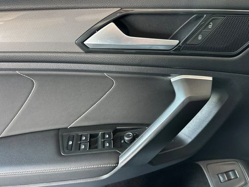 Used 2024 Volkswagen Tiguan SE image 11