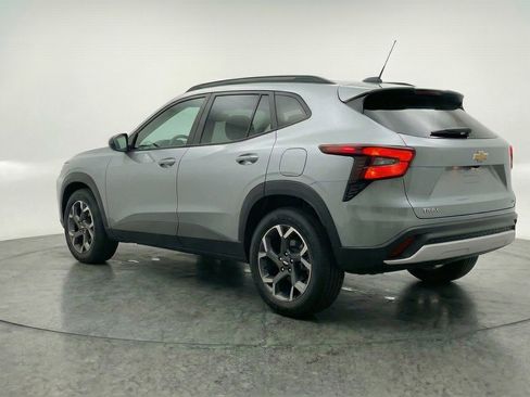Used 2025 Chevrolet Trax LT w/ LT Convenience Package image 6