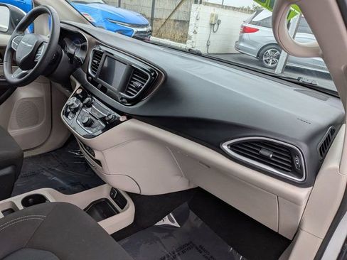 Used 2023 Chrysler Voyager LX FWD image 6