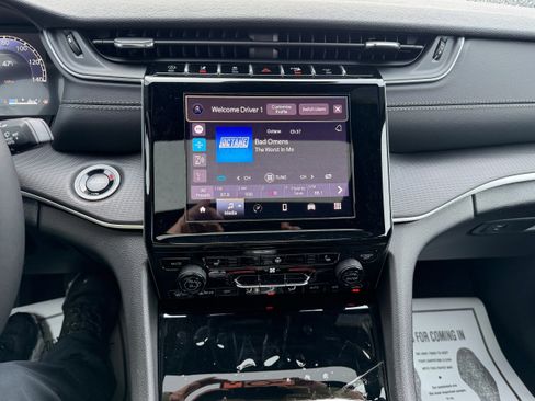 New 2025 Jeep Grand Cherokee Altitude image 10