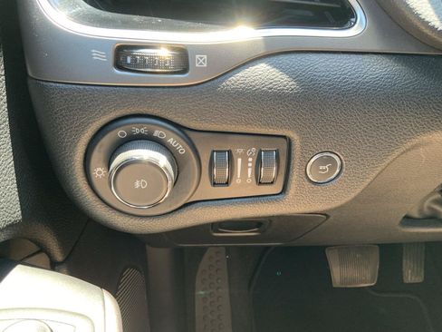 Used 2021 Jeep Cherokee Limited w/ Elite Package AWD/4WD image 32