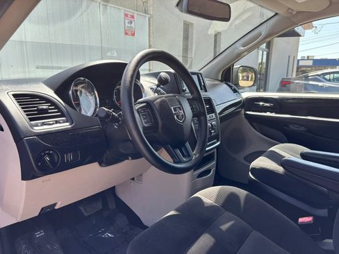 Used 2019 Dodge Grand Caravan SE w/ UConnect Hands-Free Group FWD image 13