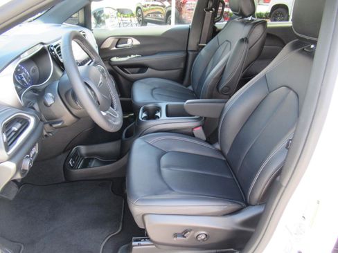 Used 2025 Chrysler Pacifica Select FWD image 15