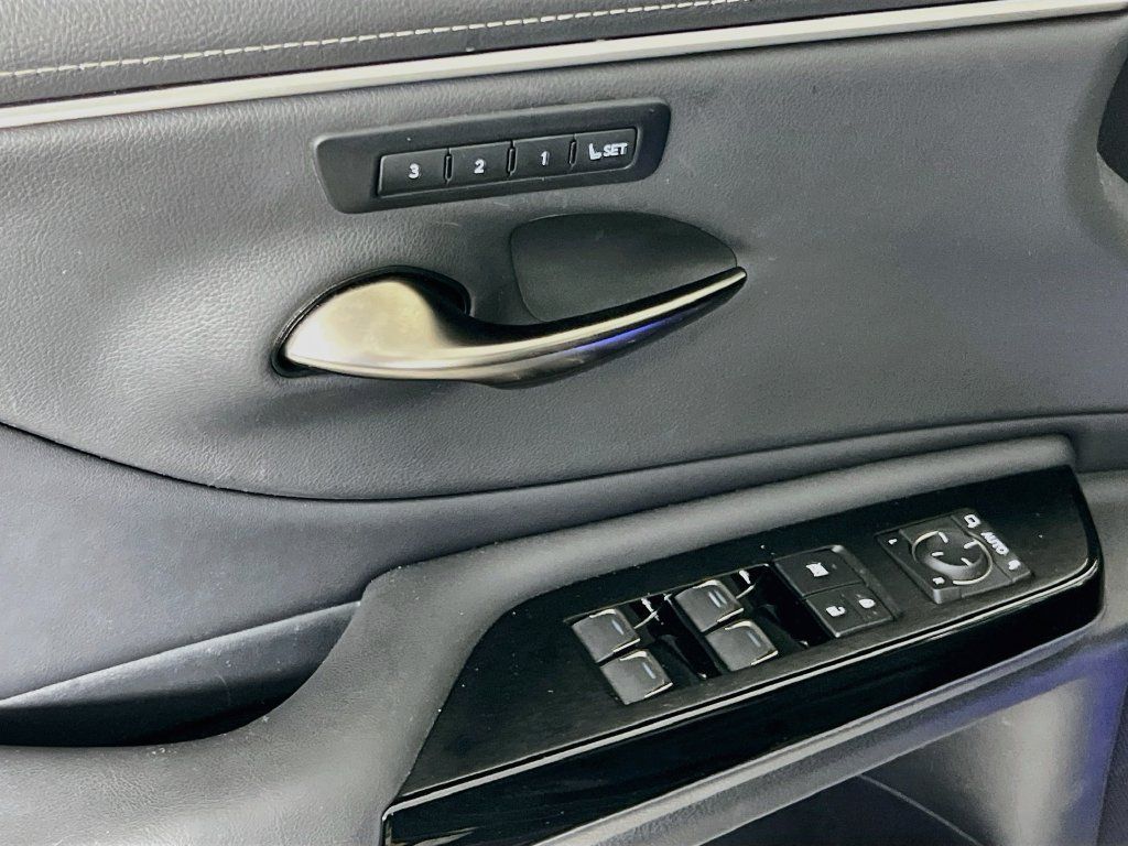 Used 2024 Lexus ES 300h w/ Premium Package FWD image 9
