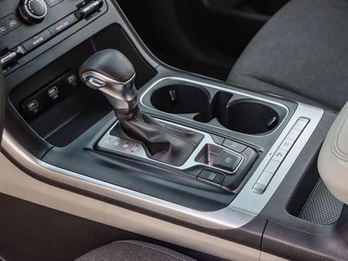 Used 2022 Kia Carnival LX image 22