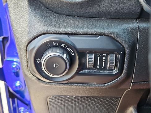 Used 2018 Jeep Wrangler Unlimited Sahara AWD/4WD image 18
