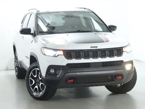 Used 2025 Jeep Compass Trailhawk AWD/4WD image 2