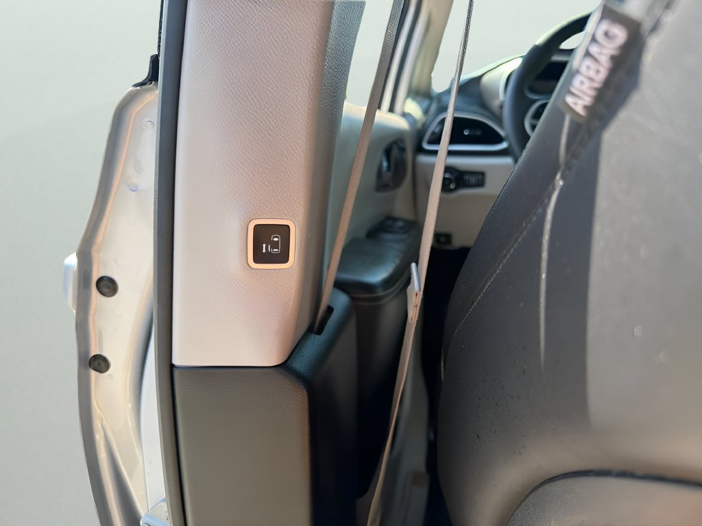 Used 2023 Chrysler Pacifica Touring-L FWD image 13