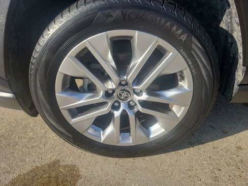 Certified 2020 Toyota RAV4 XLE Premium image 30