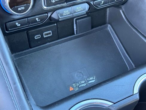 Used 2023 Chevrolet Suburban LT image 19