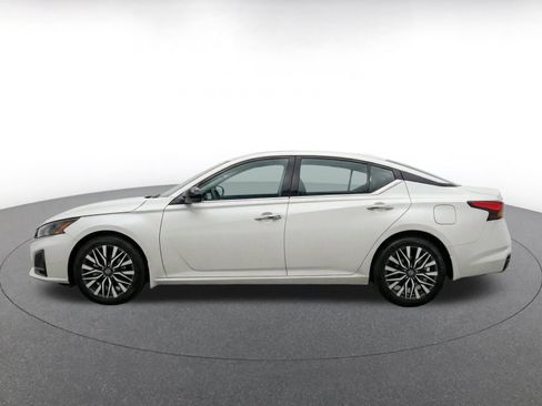 Used 2025 Nissan Altima 2.5 SV FWD image 4