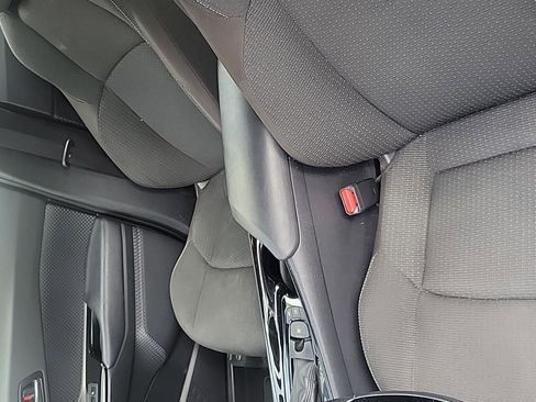 Used 2019 Toyota C-HR XLE image 3