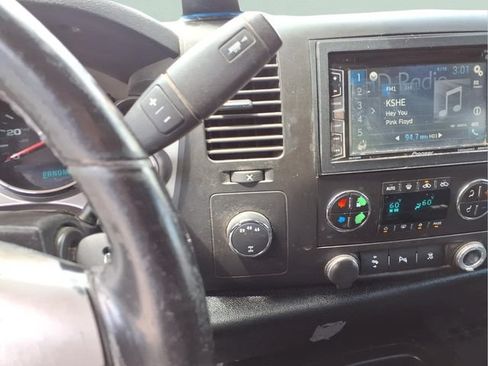 Used 2010 Chevrolet Silverado 2500 LT w/ Interior Plus Package AWD/4WD image 8