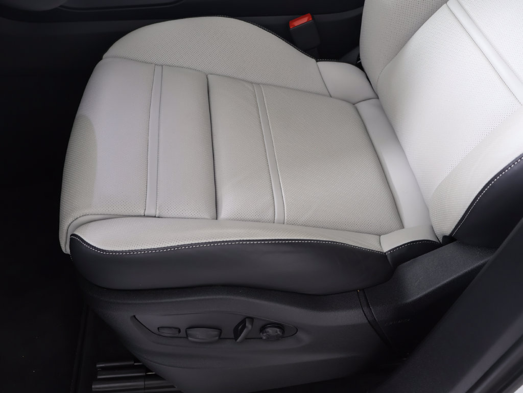 Certified 2025 Porsche Cayenne E-Hybrid Coupe AWD/4WD image 12