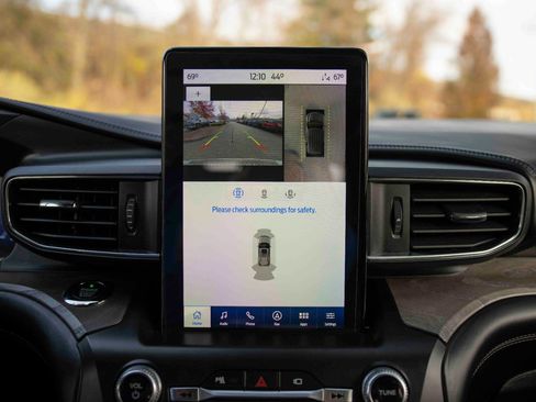 Used 2020 Ford Explorer Platinum w/ Premium Technology Package image 15